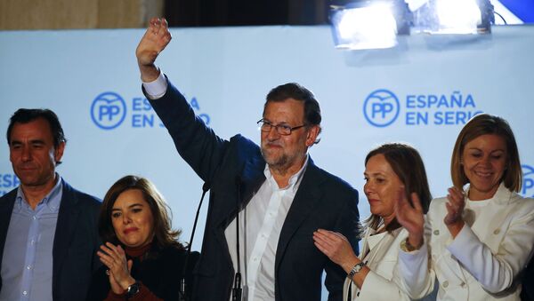 Spain's Prime Minister and People's Party (PP) candidate Mariano Rajoy waves to supporters from a balcony at the party headquarters flanked by fellow party members and his wife Elvira Fernandez (2nd R) after results were announced in Spain's general election in Madrid, Spain, December 21, 2015 - Sputnik International