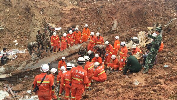 Firefighters search for survivors after buildings collapsed at the site of a landslide at an industrial park in Shenzhen, Guangzhou, China, December 21, 2015 - Sputnik International