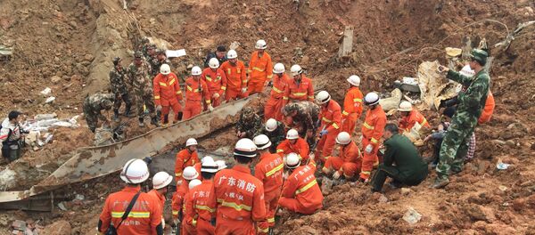 Firefighters search for survivors after buildings collapsed at the site of a landslide at an industrial park in Shenzhen, Guangzhou, China, December 21, 2015 - Sputnik International