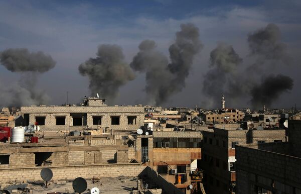 Smoke billows after air strikes by regime forces on the town of Douma in the eastern Ghouta region, a rebel stronghold east of the capital Damascus, on December 13, 2015 Smoke billows after air strikes by regime forces on the town of Douma in the eastern Ghouta region, a rebel stronghold east of the capital Damascus, on December 13, 2015 - Sputnik International