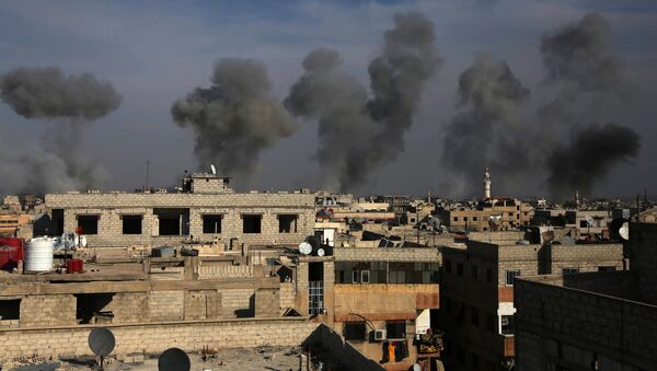Smoke billows after air strikes by regime forces on the town of Douma in the eastern Ghouta region, a rebel stronghold east of the capital Damascus, on December 13, 2015 - Sputnik International