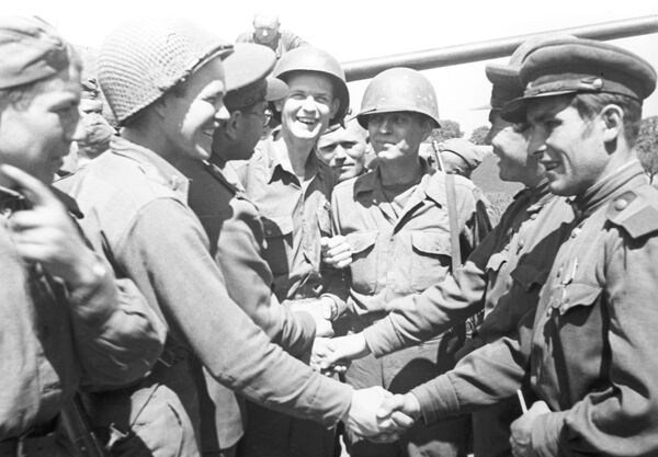 US soldiers congratulating Soviet officers on winning the Great Patriotic War of 1941-1945. US soldiers congratulating Soviet officers on winning the Great Patriotic War of 1941-1945. - Sputnik International
