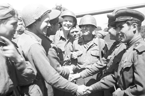 US soldiers congratulating Soviet officers on winning the Great Patriotic War of 1941-1945. - Sputnik International