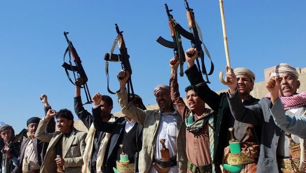 Supporters of Shiite Huthi rebels and militiamen shout slogans raising their weapons during a rally against the Saudi-led coalition, which has been leading the war against the Iran-backed rebels, on December 17, 2015 in Sanaa - Sputnik International