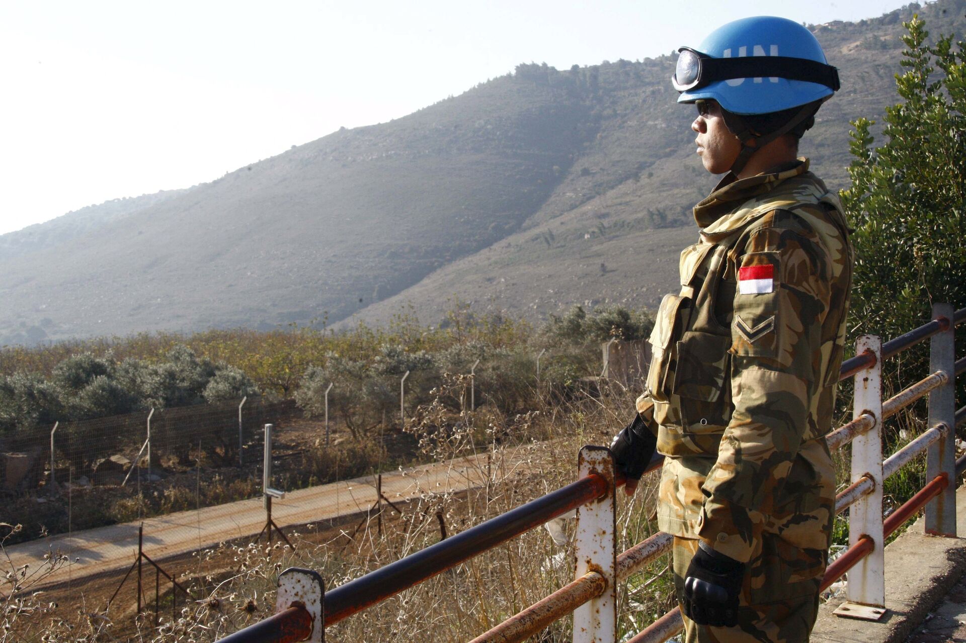A UN peacekeeper of the United Nations Interim Force in Lebanon (UNIFIL) stands at a lookout point in Adaisseh village near the Lebanese-Israeli border, southern Lebanon December 21, 2015. - Sputnik International, 1920, 15.12.2022