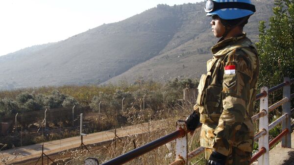 A UN peacekeeper of the United Nations Interim Force in Lebanon (UNIFIL) stands at a lookout point in Adaisseh village near the Lebanese-Israeli border, southern Lebanon December 21, 2015. - Sputnik International