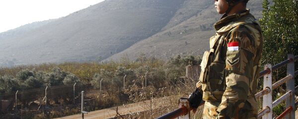 A UN peacekeeper of the United Nations Interim Force in Lebanon (UNIFIL) stands at a lookout point in Adaisseh village near the Lebanese-Israeli border, southern Lebanon December 21, 2015. A UN peacekeeper of the United Nations Interim Force in Lebanon (UNIFIL) stands at a lookout point in Adaisseh village near the Lebanese-Israeli border, southern Lebanon December 21, 2015. - Sputnik International