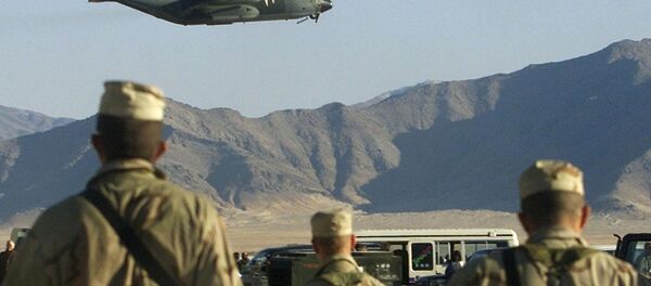 American soldiers watch a Hercules C-130 plane take off at the Bargam airbase north of Kabul - Sputnik International