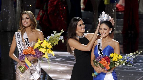 Miss Colombia Ariadna Gutierrez (L) stands by as Miss Universe 2014 Paulina Vega (C) transfers the crown to winner Miss Philippines Pia Alonzo Wurtzbach during the 2015 Miss Universe Pageant in Las Vegas, Nevada, December 20, 2015 - Sputnik International