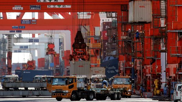 Containers are loaded onto trailer trucks at the international cargo terminal at Tokyo's port on November 19, 2015 - Sputnik International
