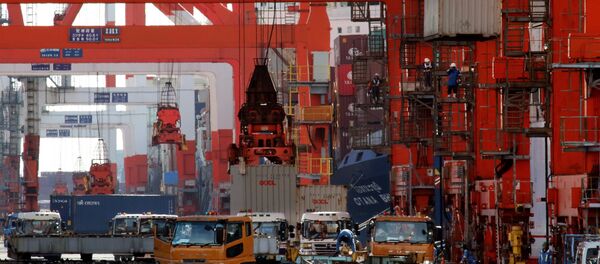 Containers are loaded onto trailer trucks at the international cargo terminal at Tokyo's port on November 19, 2015 - Sputnik International