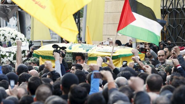 Hezbollah members carry the coffin of Lebanese Hezbollah militant leader Samir Qantar, as supporters carry Palestinian and Hezbollah flags during his funeral in Beirut's southern suburbs, Lebanon December 21, 2015 - Sputnik International