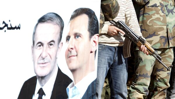 Syrian civilians who volunteered to join local Self Protection Units to protect their neighbourhoods alongside the Syrian army attend training near a picture of Syria's president Bashar al-Assad and his father late former president Hafez al-Assad, in Damascus countryside, Syria December 5, 2015 - Sputnik International