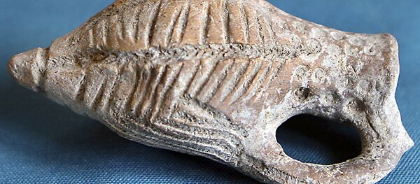 A pottery item unearthed by Syrian archeologists in a cemetery in Hina town (file photo) - Sputnik International