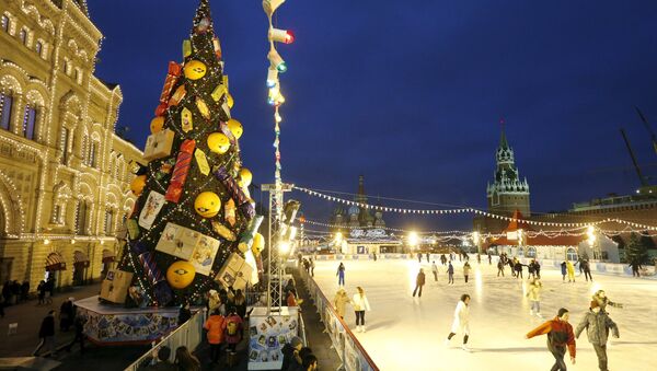 People skate near a Christmas tree in Red Square in Moscow, Russia, December 10, 2015 - Sputnik International