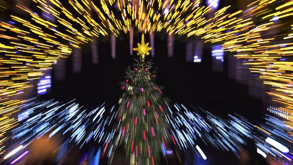 An illuminated Christmas tree - Sputnik International