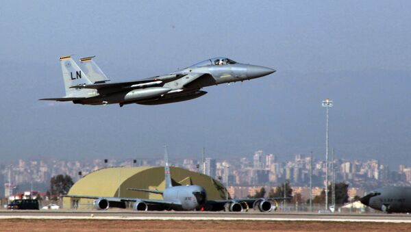 A US Air Force F15 fighter jet takes off. - Sputnik International