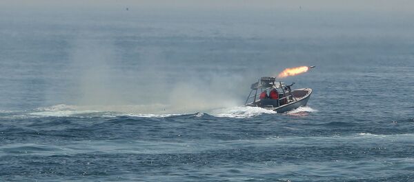Iran's elite Revolutionary Guard boats attack a naval vessel during a three-day military drill in the Gulf. - Sputnik International