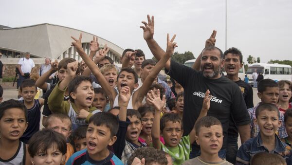 Refugees kids shout Thank you, Putin! while posing for journalists at a camp in Latakia, Syria, Friday, Oct. 23, 2015 - Sputnik International