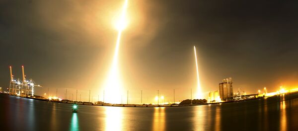 A long exposure photograph shows the SpaceX Falcon 9 lifting off (L) from its launch pad and then returning to a landing zone (R) at the Cape Canaveral Air Force Station, on the launcher's first mission since a June failure, in Cape Canaveral, Florida, December 21, 2015 - Sputnik International