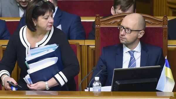 Finance Minister Natalia Yaresko (L) and Ukrainian Prime Minister Arseny Yatsenyk (R) prepare to present the draft of the new state budget during the parliament hearing in Kiev on December 17, 2015 - Sputnik International