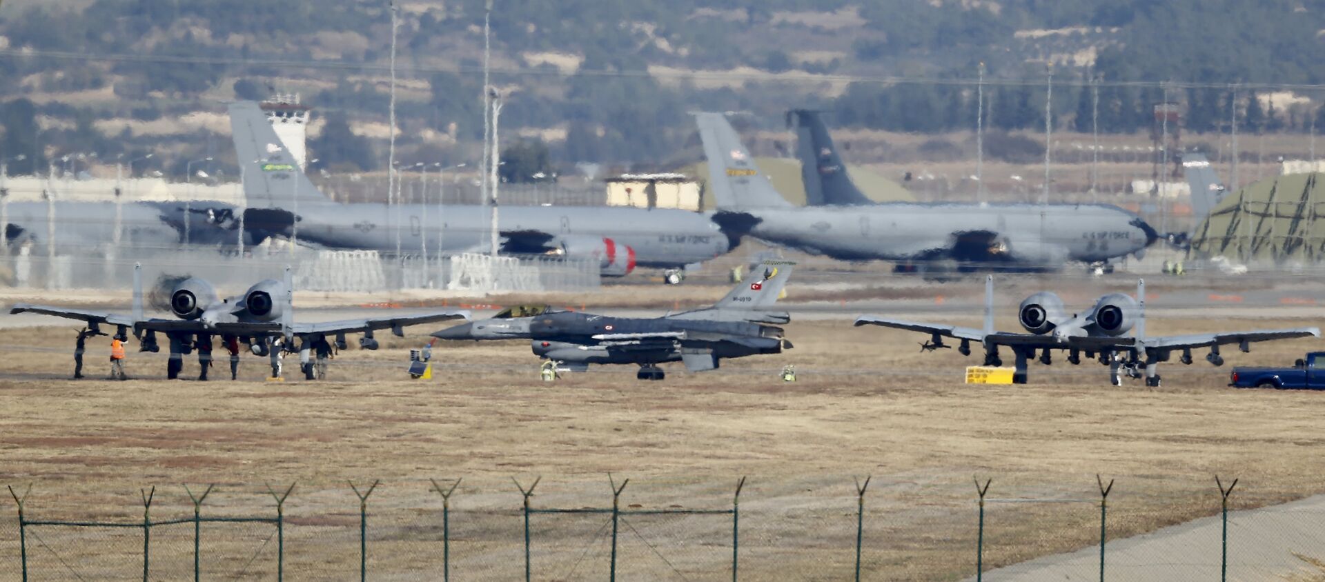 A Turkish Air Force F-16 fighter jet ( C foreground) is seen between US Air Force A-10 Thunderbolt II fighter jets at Incirlik airbase in the southern city of Adana, Turkey, file photo - Sputnik International, 1920, 01.05.2021