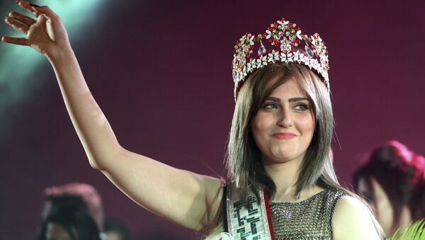 Newly crowned Miss Iraq, 20-year old Shaima Qassim, celebrates after being crowned at the end of the 2015 Miss Iraq Final in Baghdad, Iraq, Saturday, Dec. 19, 2015 - Sputnik International