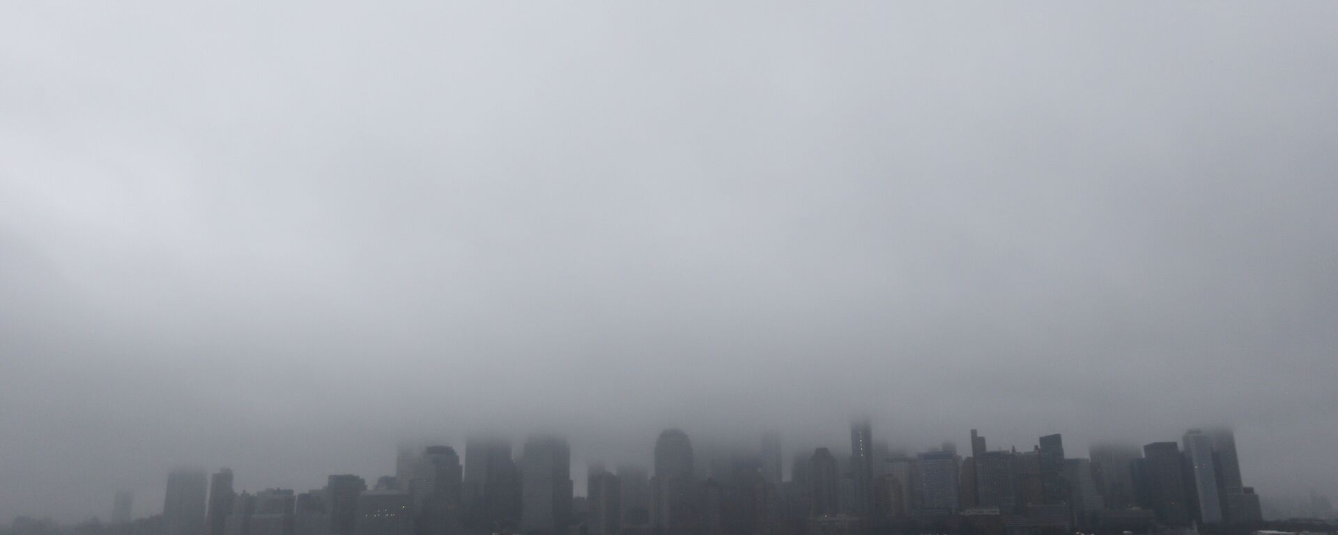 A boat chugs along the Hudson River as fog and clouds blanket over the New York City Skyline seen from Liberty State Park, Wednesday, Dec. 23, 2015, in Jersey City, N.J - Sputnik International, 1920, 18.10.2022