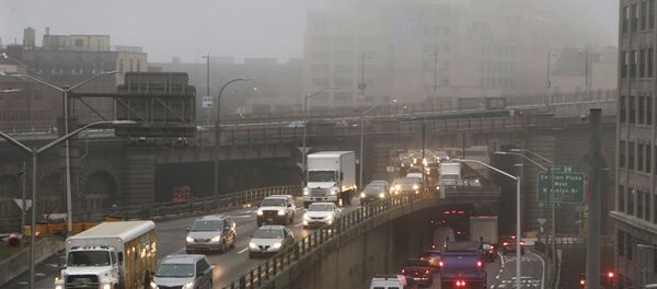 Traffic passes along a foggy Brooklyn Queens Expressway, Wednesday, Dec. 23, 2015 in New York. A weather pattern partly linked with El Nino has turned winter upside-down across the U.S. during a week of heavy holiday travel, bringing spring-like warmth to the Northeast, a risk of tornadoes in the South and so much snow across the West that even skiing slopes have been overwhelmed - Sputnik International