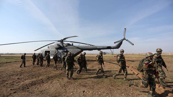 Russian and Indian soldiers during the joint anti-terrorist Russian-Indian drills, Indra-2014, at the Prudboy range in the Volgograd Region - Sputnik International