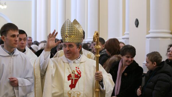 Roman Catholic Archbishop Ivan Jurkovic (center) conducts Easter Mass at the Roman Catholic Cathedral of the Immaculate Conception of the Blessed Virgin Mary - Sputnik International