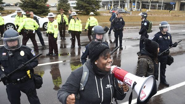A protester named Oluchi of Minneapolis speaks to protesters after they shut down the main road to the Minneapolis St. Paul Airport following a short protest at the Mall of America in Bloomington, Minnesota December 23, 2015 - Sputnik International