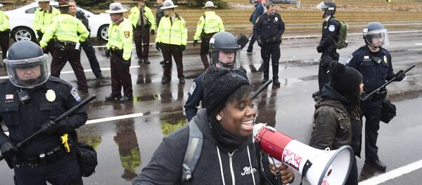 A protester named Oluchi of Minneapolis speaks to protesters after they shut down the main road to the Minneapolis St. Paul Airport following a short protest at the Mall of America in Bloomington, Minnesota December 23, 2015 A protester named Oluchi of Minneapolis speaks to protesters after they shut down the main road to the Minneapolis St. Paul Airport following a short protest at the Mall of America in Bloomington, Minnesota December 23, 2015 - Sputnik International