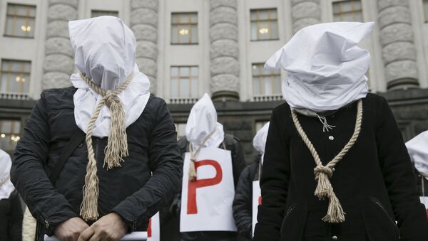Activists with bags on their heads and ropes around their necks demand an increase in state funding for the treatment of seriously ill people in front of the government building in Kiev, Ukraine, December 23, 2015 - Sputnik International