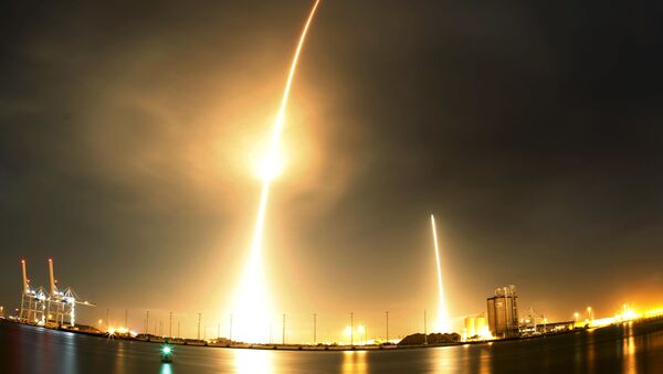 A long exposure photograph shows the SpaceX Falcon 9 lifting off (L) from its launch pad and then returning to a landing zone (R) at the Cape Canaveral Air Force Station, on the launcher's first mission since a June failure, in Cape Canaveral, Florida, December 21, 2015. - Sputnik International