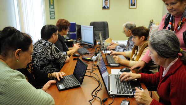 A woman at the Troitsky branch daytime social services work center training to use a personal computer - Sputnik International