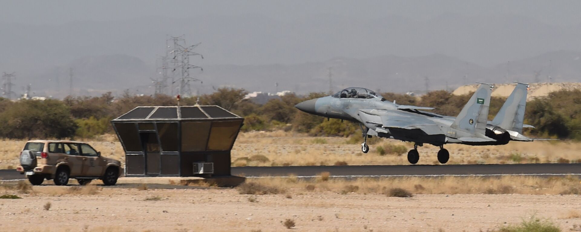 A picture taken on November 16, 2015 shows a Saudi F-15 fighter jet landing at the Khamis Mushayt military airbase, some 880 km from the capital Riyadh - Sputnik International, 1920, 18.10.2022