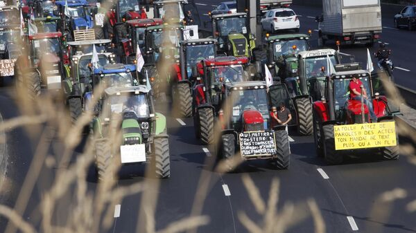 Angry farmers drive their tractors on the Paris ring, Thursday, Sept.3, 2015 in Paris, France - Sputnik International