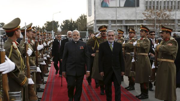 India's Prime Minister Narendra Modi (L) and Afghan Chief Executive Officer Abdullah Abdullah inspect honour guards at the Kabul international airport, after his trip to Kabul, Afghanistan December 25, 2015 - Sputnik International