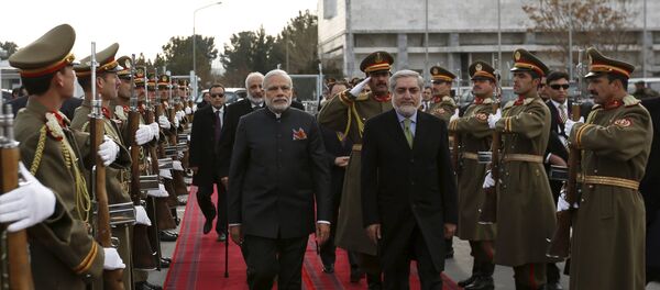 India's Prime Minister Narendra Modi (L) and Afghan Chief Executive Officer Abdullah Abdullah inspect honour guards at the Kabul international airport, after his trip to Kabul, Afghanistan December 25, 2015 - Sputnik International