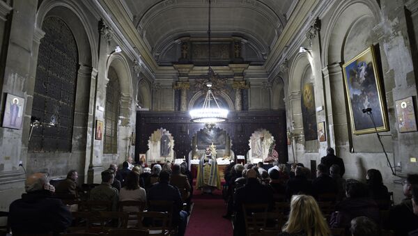 The faithfull attend a Christmas Eve mass at the Syriac Catholic Church of Saint Ephrem in Paris, on December 24, 2015 - Sputnik International