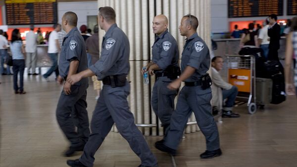 Israeli police officers walk through Ben Gurion airport near Tel Aviv , Israel - Sputnik International