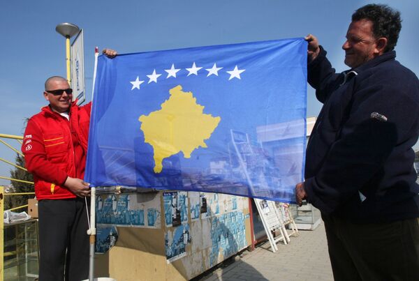 Residents of Pristina holding a new flag of the self-proclaimed republic of Kosovo Residents of Pristina holding a new flag of the self-proclaimed republic of Kosovo - Sputnik International