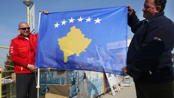 Residents of Pristina holding a new flag of the self-proclaimed republic of Kosovo - Sputnik International