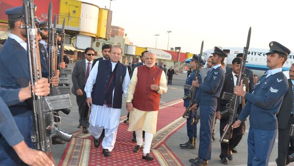 Pakistani Prime Minister Nawaz Sharif (L) walks with his Indian counterpart Narendra Modi after Modi's arrival in Lahore, Pakistan, December 25, 2015 - Sputnik International