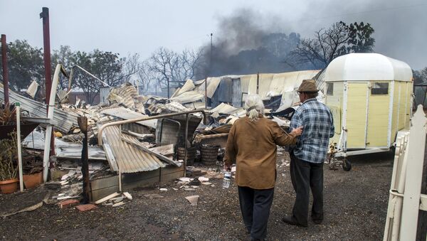 Property owners inspect their house that was destroyed by a bushfire near the town of Roseworthy, located north of Adelaide, South Australia, November 25, 2015 - Sputnik International