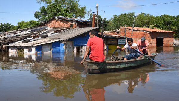 Locals on boats in a flooded neighbourhood in Asuncion on December 20, 2015 - Sputnik International