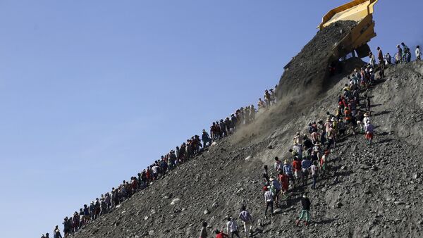 Miners search for jade stones at a mine dump at a Hpakant jade mine in Kachin state, Myanmar November 25, 2015 - Sputnik International