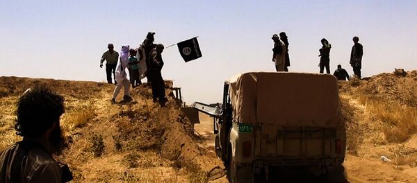 An image made available by the jihadist Twitter account Al-Baraka news on June 9, 2014 allegedly shows Islamic State of Iraq and the Levant (ISIL) militants waving the trademark Jihadits flag as vehicles drive on a newly cut road through the Syrian-Iraqi border between the Iraqi Nineveh province and the Syrian town of Al-Hasakah An image made available by the jihadist Twitter account Al-Baraka news on June 9, 2014 allegedly shows Islamic State of Iraq and the Levant (ISIL) militants waving the trademark Jihadits flag as vehicles drive on a newly cut road through the Syrian-Iraqi border between the Iraqi Nineveh province and the Syrian town of Al-Hasakah - Sputnik International