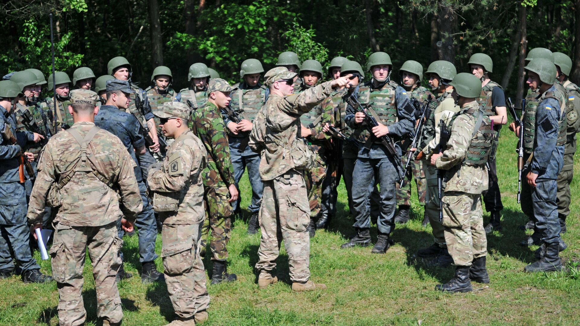 Ukrainian and US personnel during the joint drills Fearless Guardian - 2015 at the Yavorovsky training ground - Sputnik International, 1920, 29.11.2022